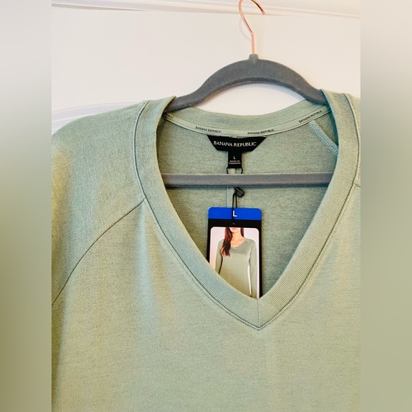 Banana Republic Long Sleeved V Neck Top NWT - Picture 2 of 4